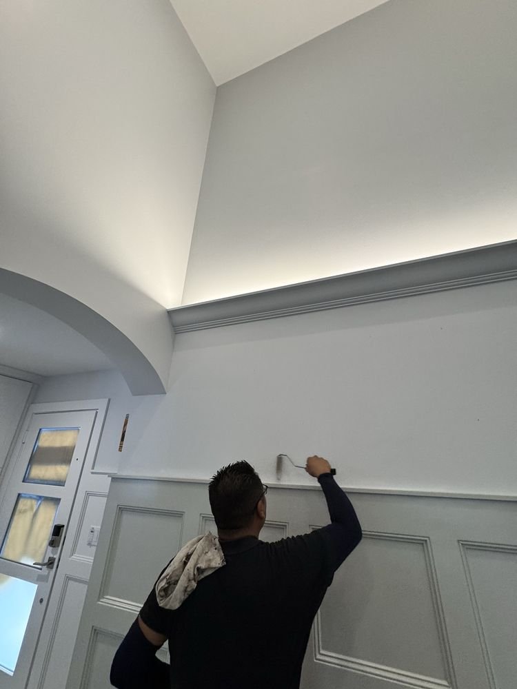 Wall rolling above wainscoting with crisp tape lines in Jupiter FL